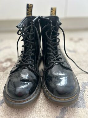 Dr. Martens Black Patent 8-Eye Lace up w side zipper Boots Yellow Stitching 1460